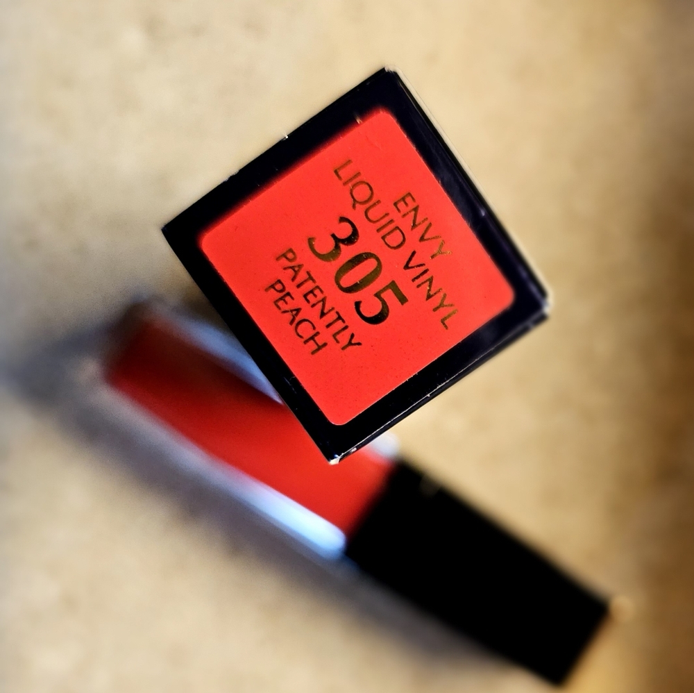 Estee Lauder Pure Color Envy liquid vinyl in 305 patiently peach NEW